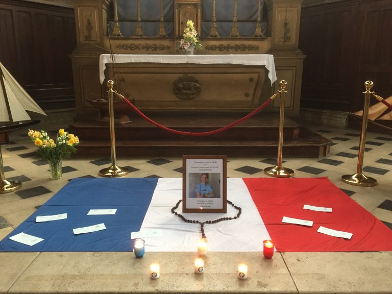 Hommage au gendarme Arnaud Beltrame.