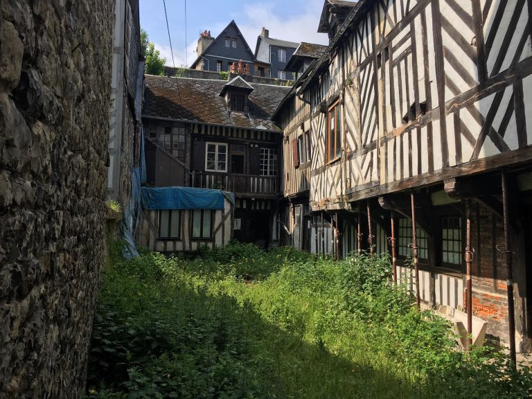 La municipalité de Honfleur prend un arrêté de mise en péril pour une maison de la rue Haute.