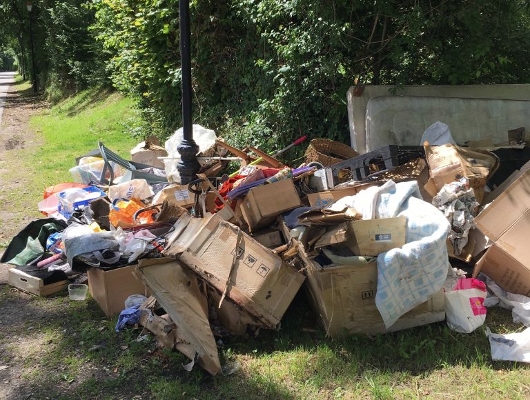 Une enquête ouverte après la découverte d’un dépôt sauvage de déchets Chemin du Buquet