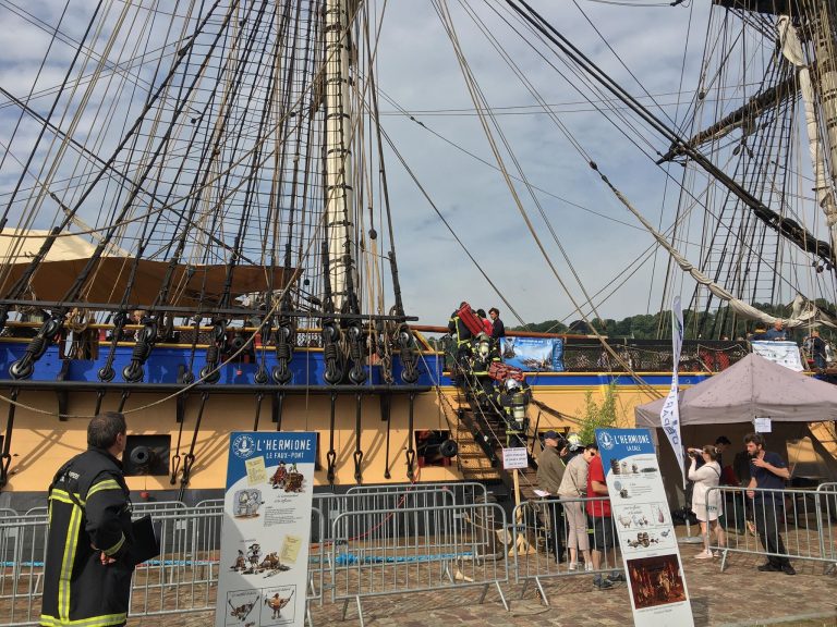 Honfleur : Exercice incendie à bord de l’Hermione