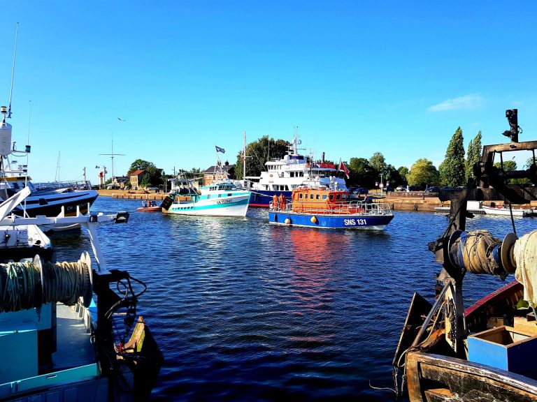 La SNSM remorque un bateau de pêche en panne de moteur au large de Honfleur