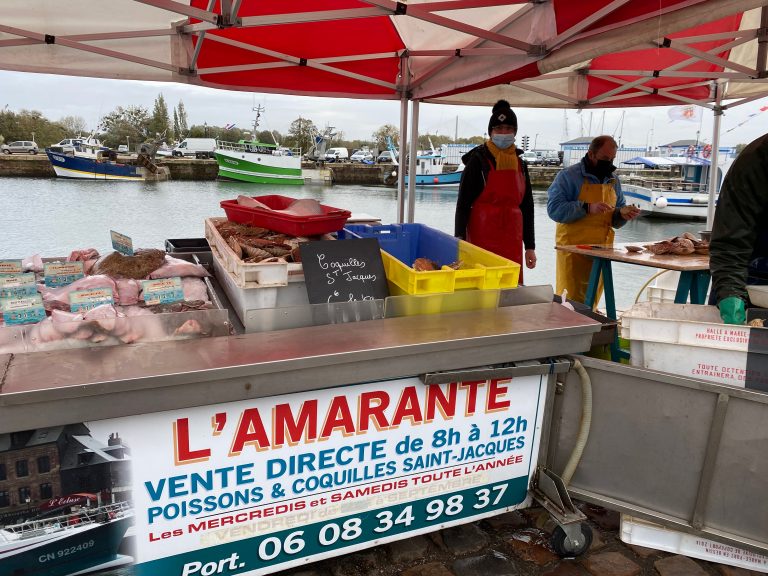 Honfleur : Vente de poissons sur le quai, directement du bateau « l’Amarante »…