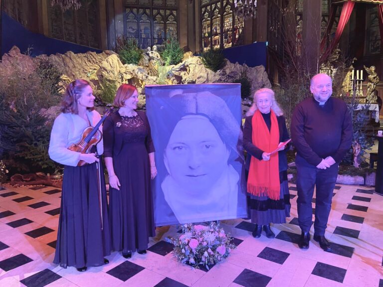 Honfleur : La comédienne Brigitte Fossey rend hommage à Sainte-Thérèse de Lisieux