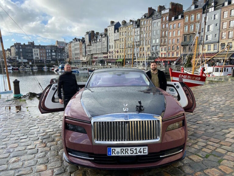 TF1 choisit Honfleur comme décor pour la nouvelle Rolls-Royce 100% électrique.