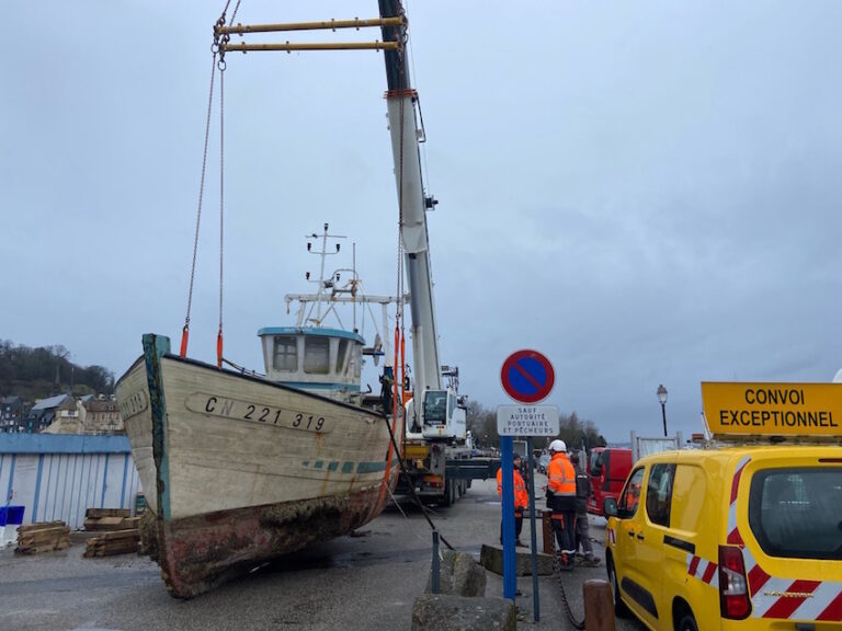 Honfleur : « Le roule ta bosse », quitte le quai.