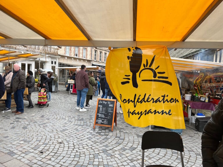 Le drapeau de la Confédération Paysanne sur le marché de Honfleur