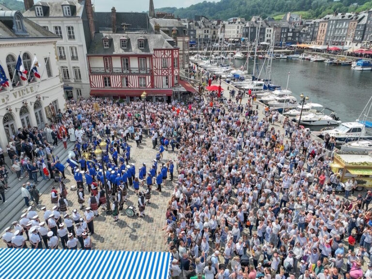 Honfleur : record du monde battu pour le nombre de marinières portées…!