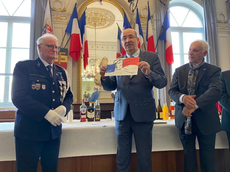 Honfleur: André Lebrasseur reçoit le diplôme d’honneur de porte-drapeau