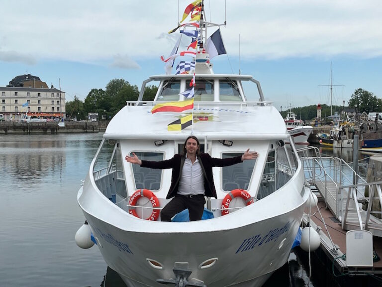 Honfleur : le chanteur Thibault Wolf en concert en mer…