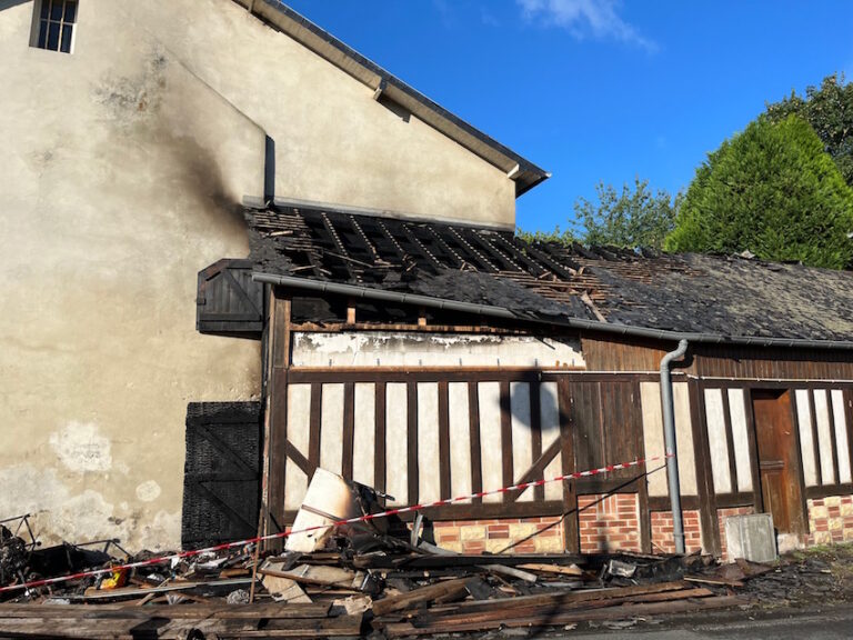 La Rivière Saint-Sauveur : un incendie détruit la toiture d’une maison d’habitation.