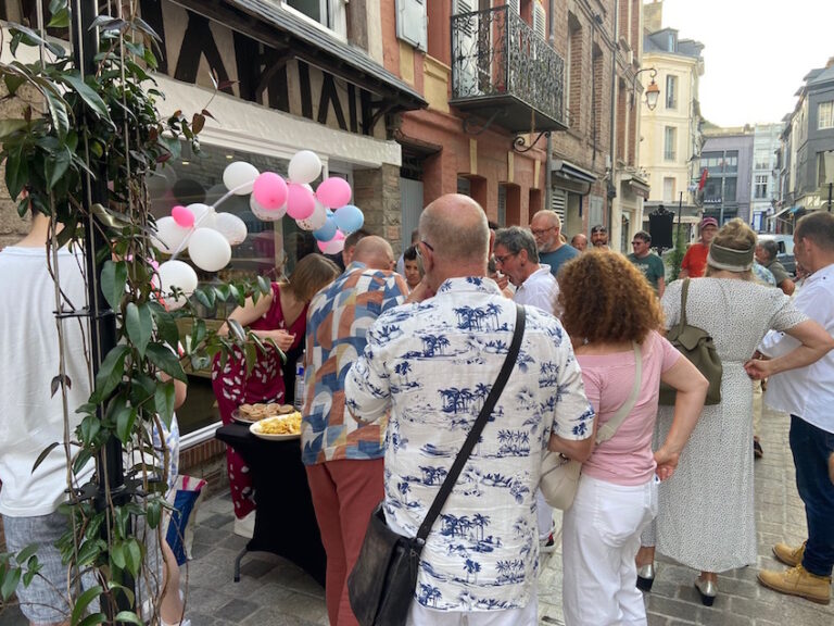 Honfleur : un magasin de parfumerie artisanale ouvre ses portes rue Chaussée…