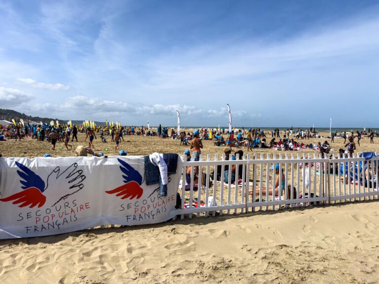 Deauville-plage : Journée des Oubliés des Vacances avec le Secours Populaire