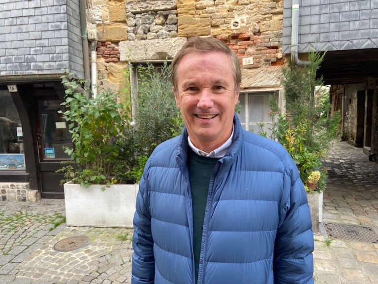 Nicolas Dupont-Aignan, le président de « Debout la France » en visite à Honfleur