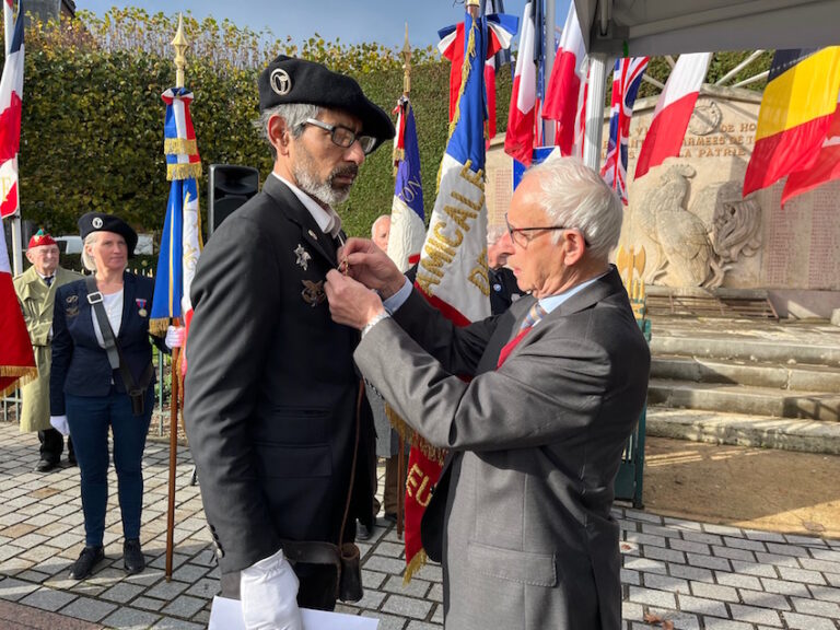 Honfleur : Morgan Vinson reçoit l’insigne de Porte-Drapeau