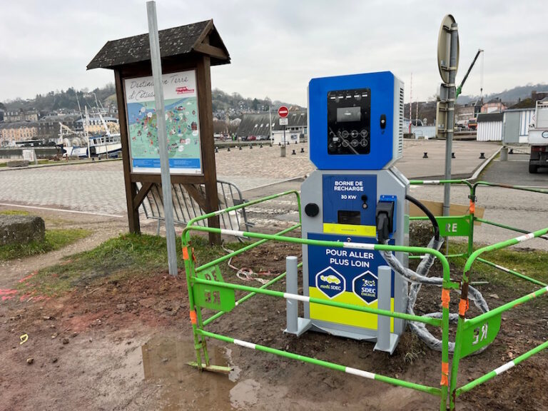 Honfleur : Une borne électrique installée parking du bassin de l’Est