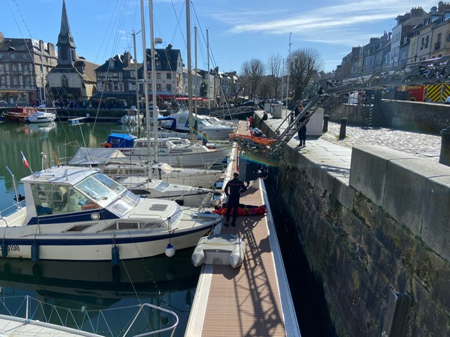 Honfleur : Manœuvre des sapeurs-pompiers dans le Vieux Bassin…